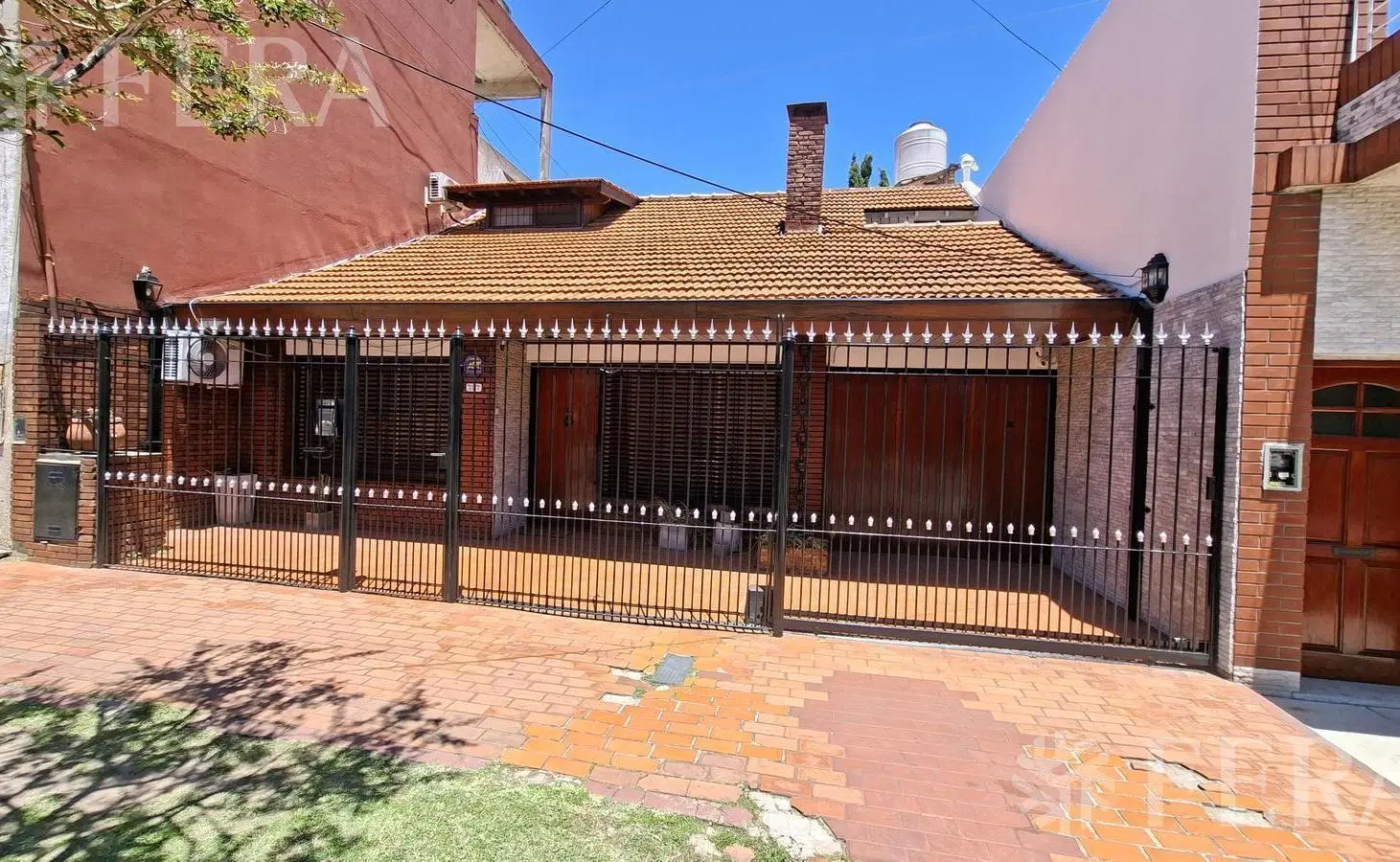 Venta casa 5 ambientes con cochera y jardín en Wilde 4