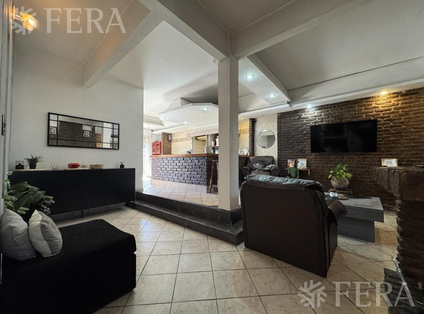 Foto de Venta Casa 5 ambientes con cochera y patio en Bernal Oeste, imagen 4