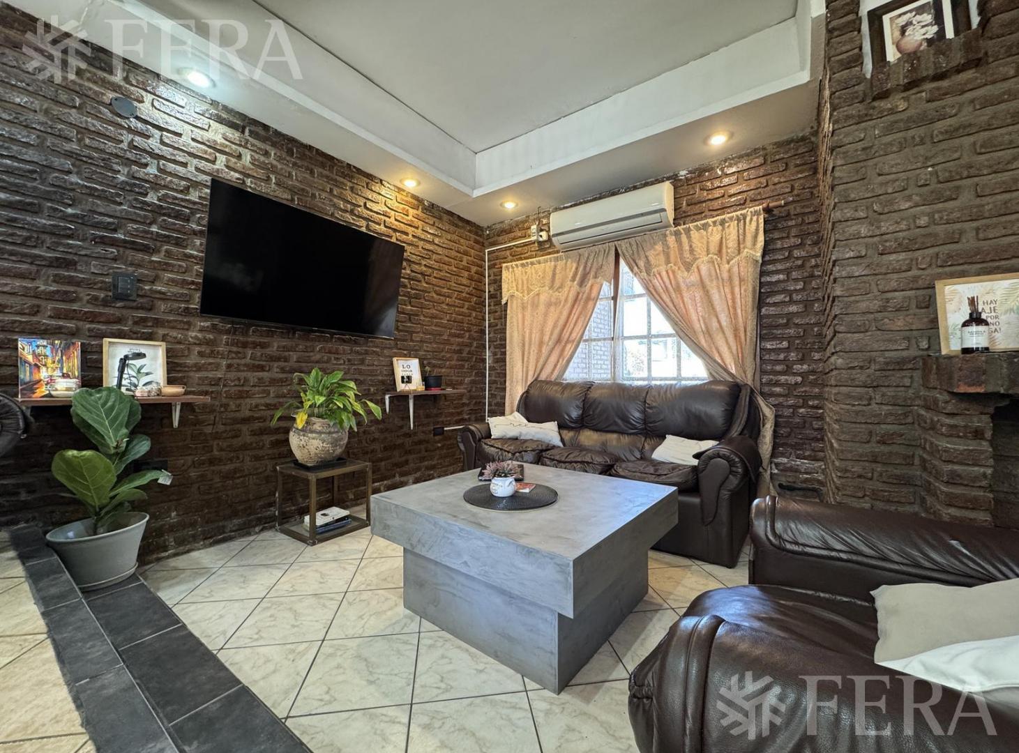Foto de Venta Casa 5 ambientes con cochera y patio en Bernal Oeste, imagen 3
