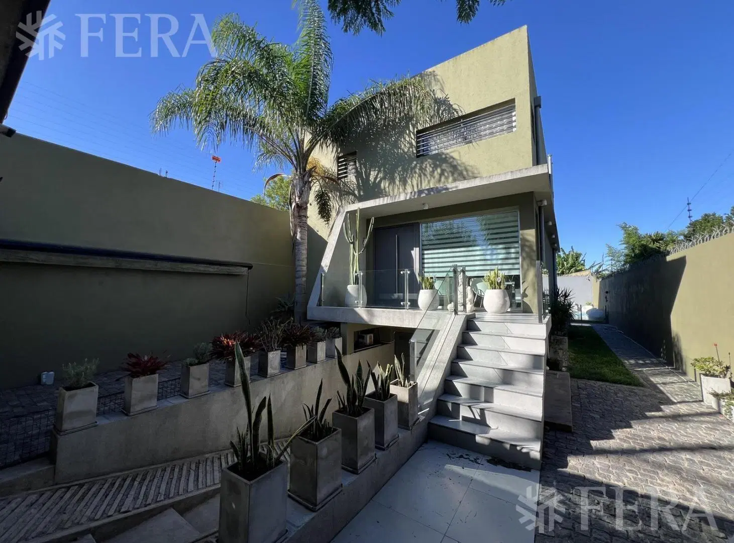 Venta Casa 6 ambientes con piscina y cochera en Quilmes 5