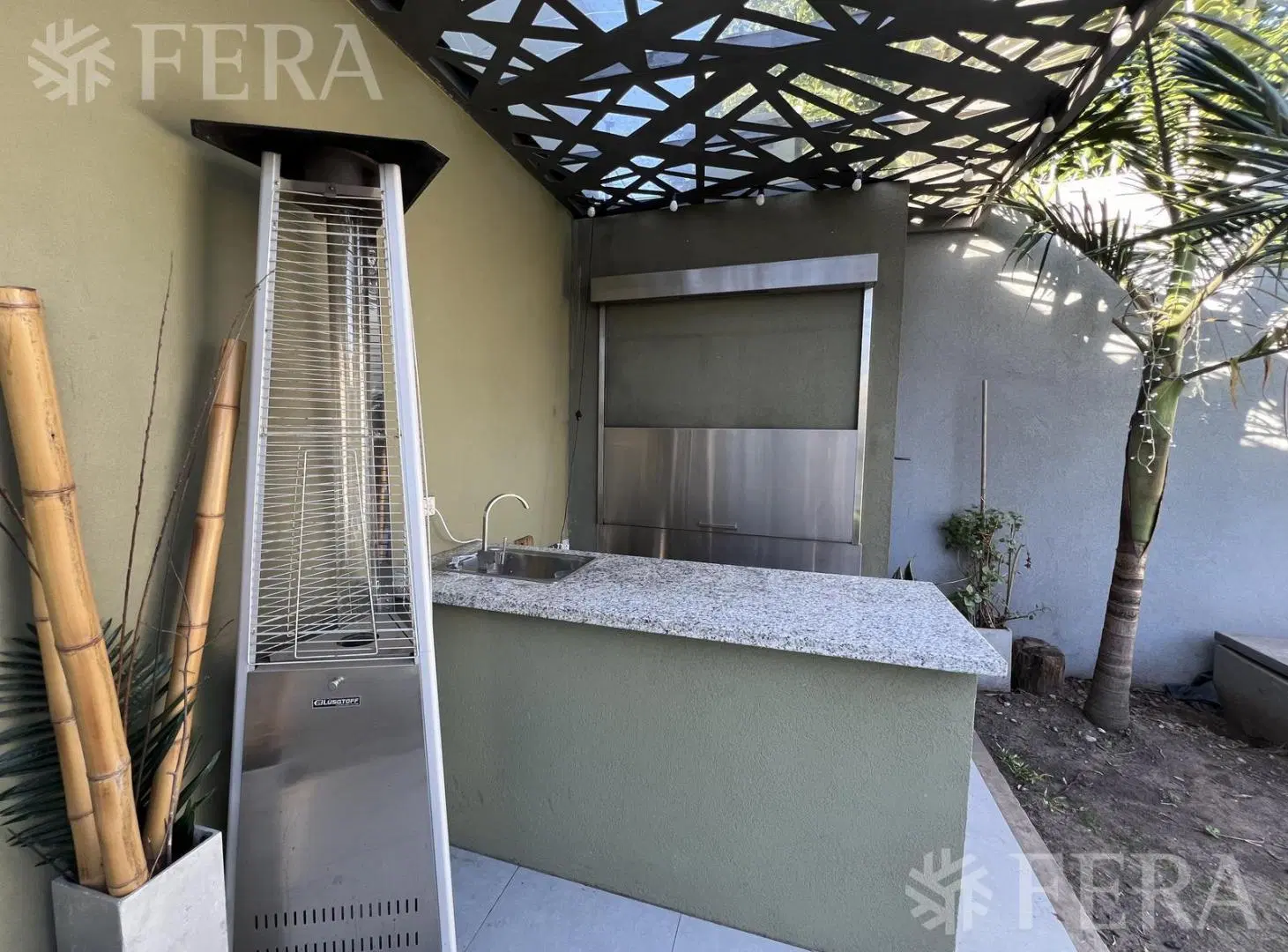 Venta Casa 6 ambientes con piscina y cochera en Quilmes 3