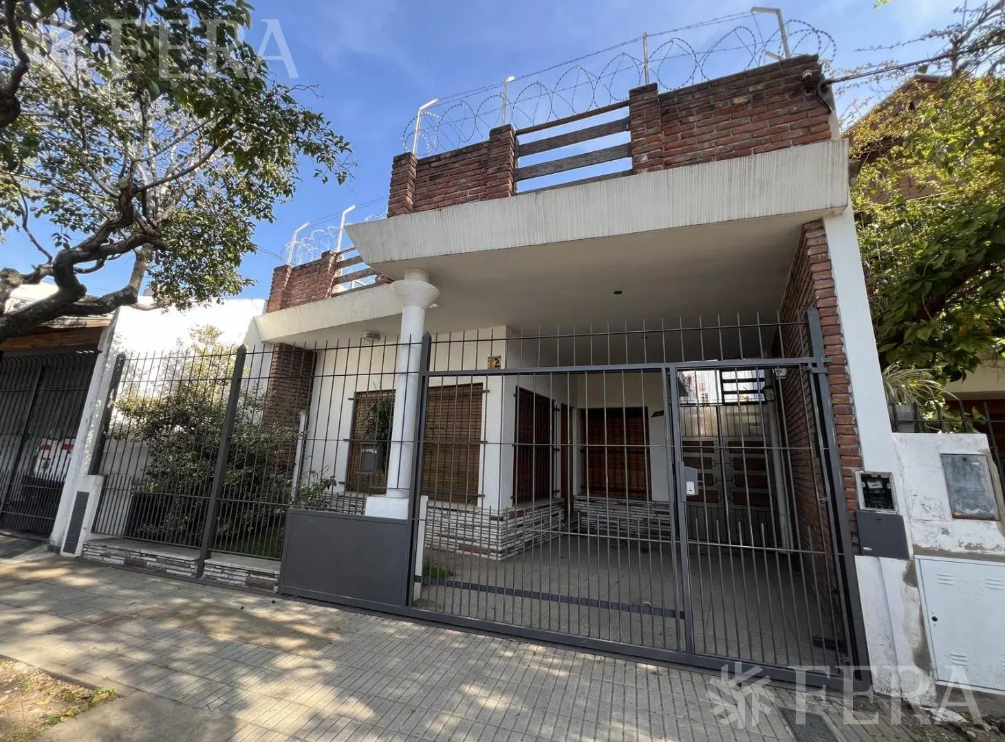 Venta Casa 4 ambientes con cochera y fondo con quincho en Bernal 3