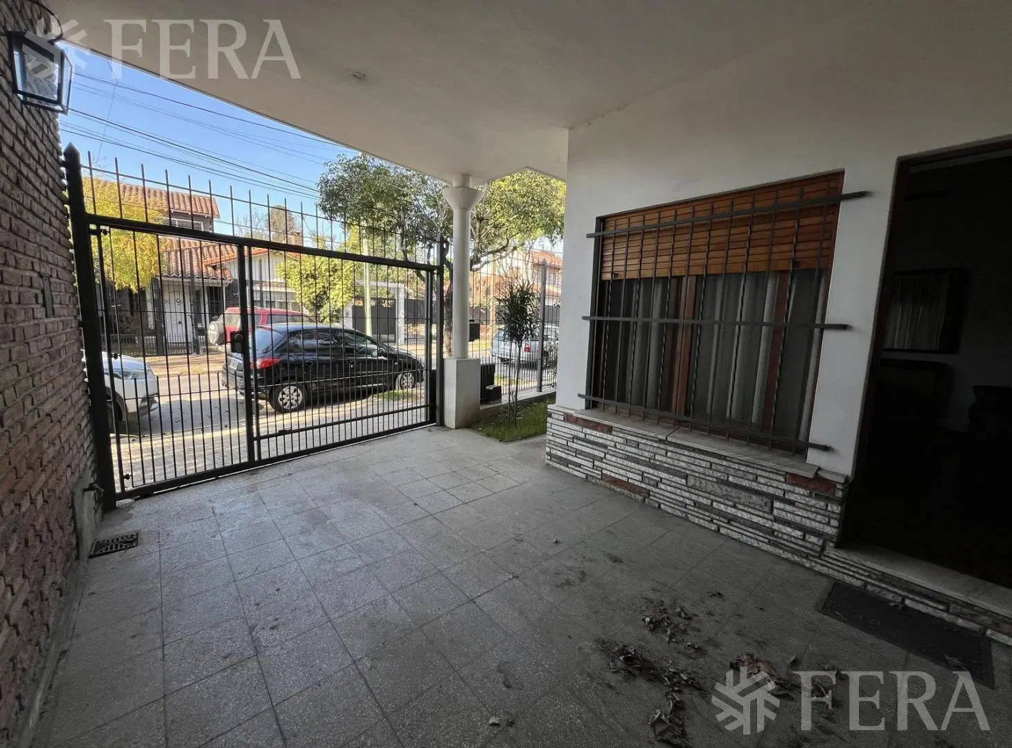 Venta Casa 4 ambientes con cochera y fondo con quincho en Bernal 8