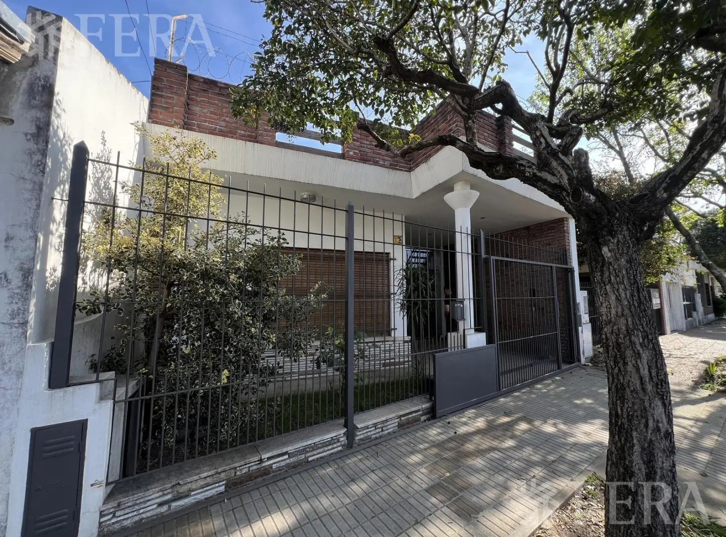 Venta Casa 4 ambientes con cochera y fondo con quincho en Bernal 5