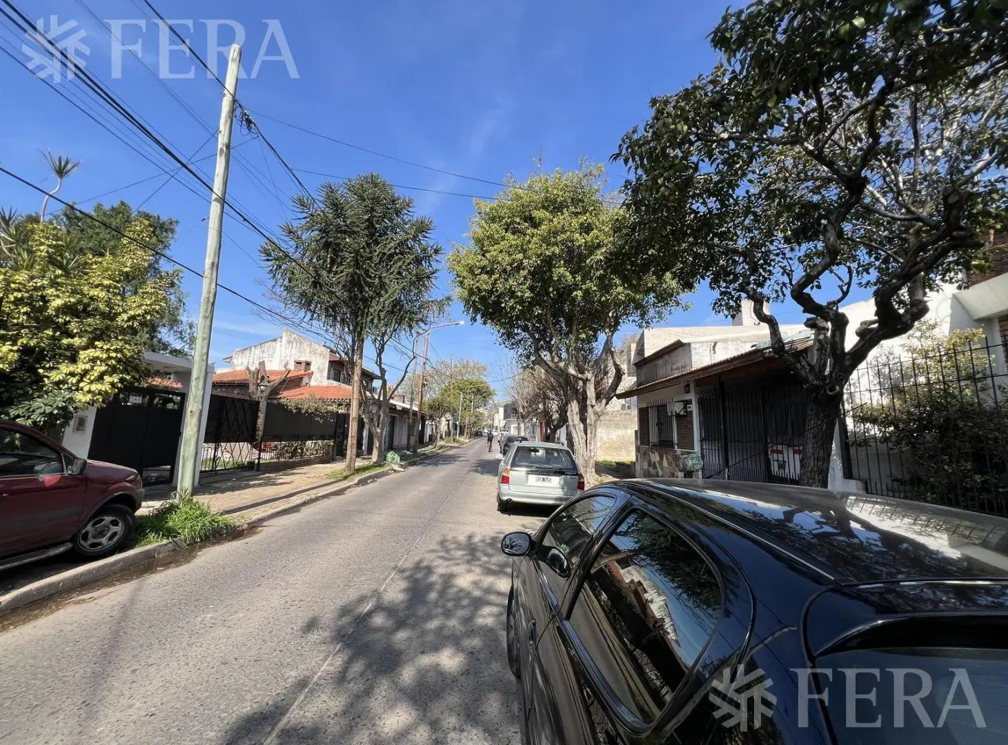 Venta Casa 4 ambientes con cochera y fondo con quincho en Bernal 2