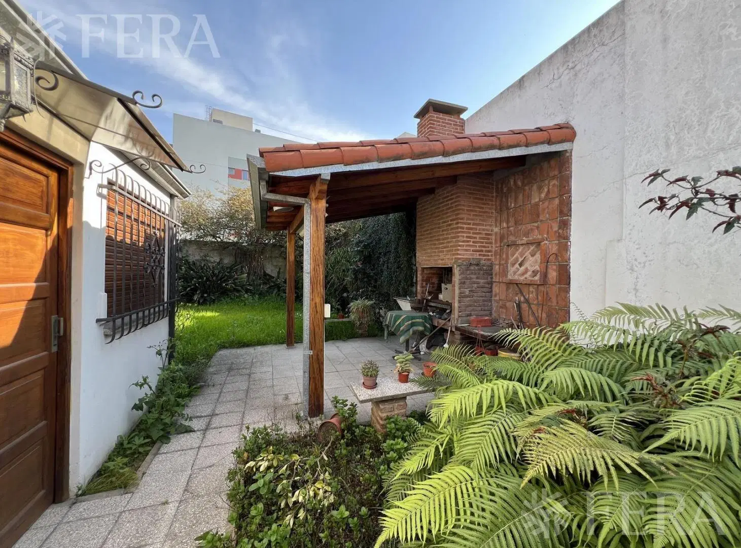 Venta Casa 4 ambientes con cochera y fondo con quincho en Bernal 1