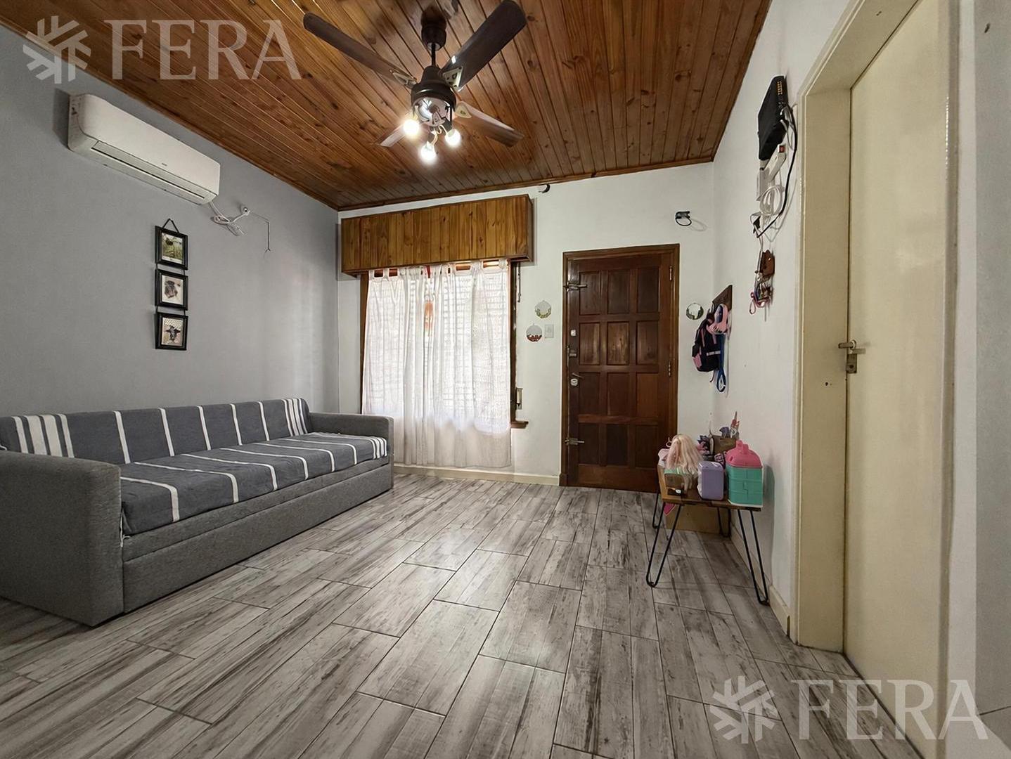 Venta Casa 3 ambientes con cochera y patio en Bernal