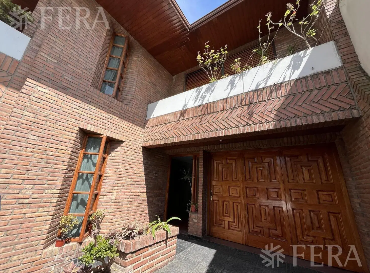 Venta de casa 4 ambientes con cochera y fondo libre en Wilde 2