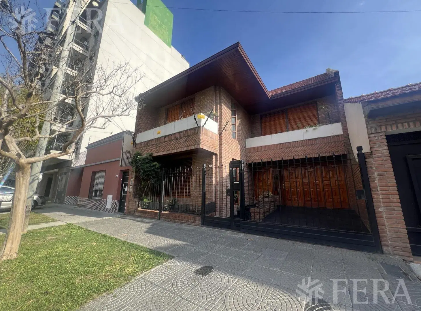 Venta de casa 4 ambientes con cochera y fondo libre en Wilde 3