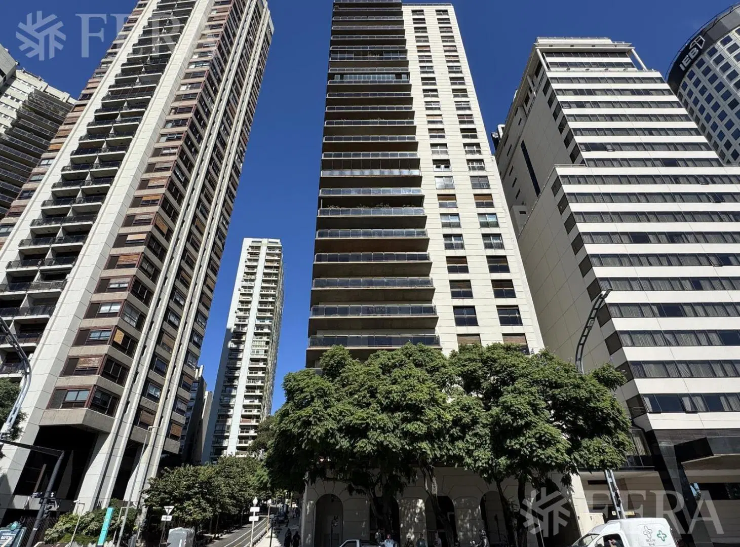 Venta de Departamento 5 ambientes con cochera y baulera en Retiro 2