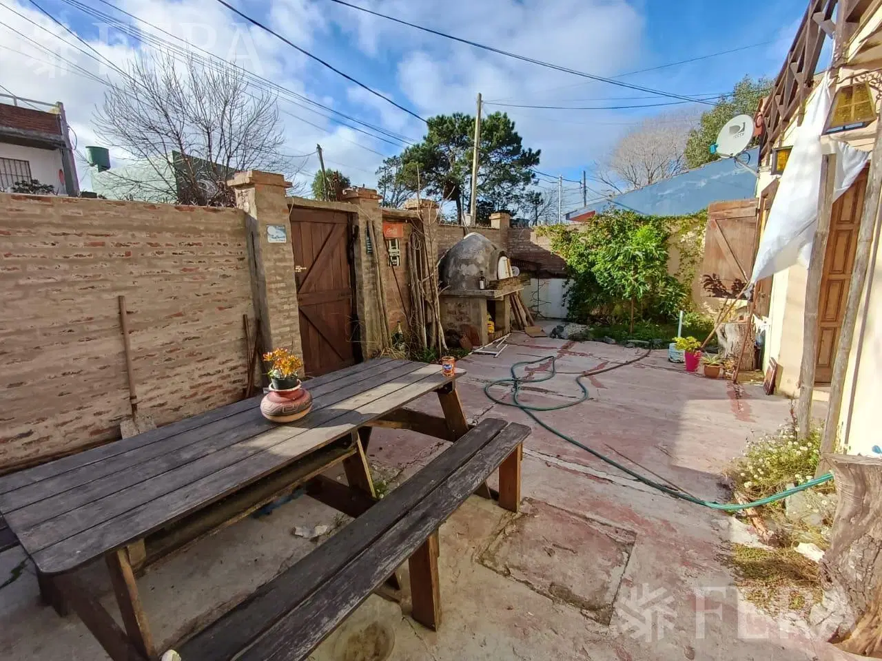 Venta Casa para dos familias con patio y parrilla en Mar Del Tuyu 2