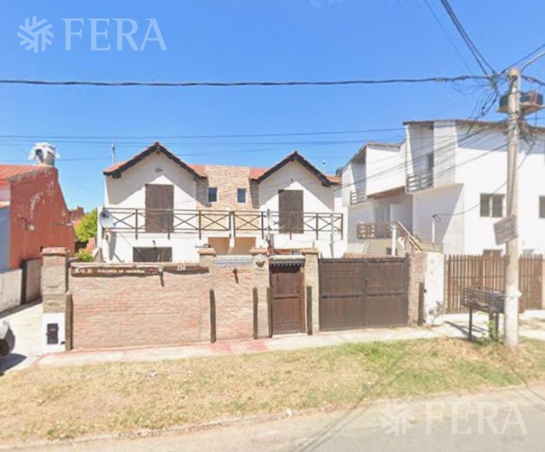 Venta Casa para dos familias con patio y parrilla en Mar Del Tuyu