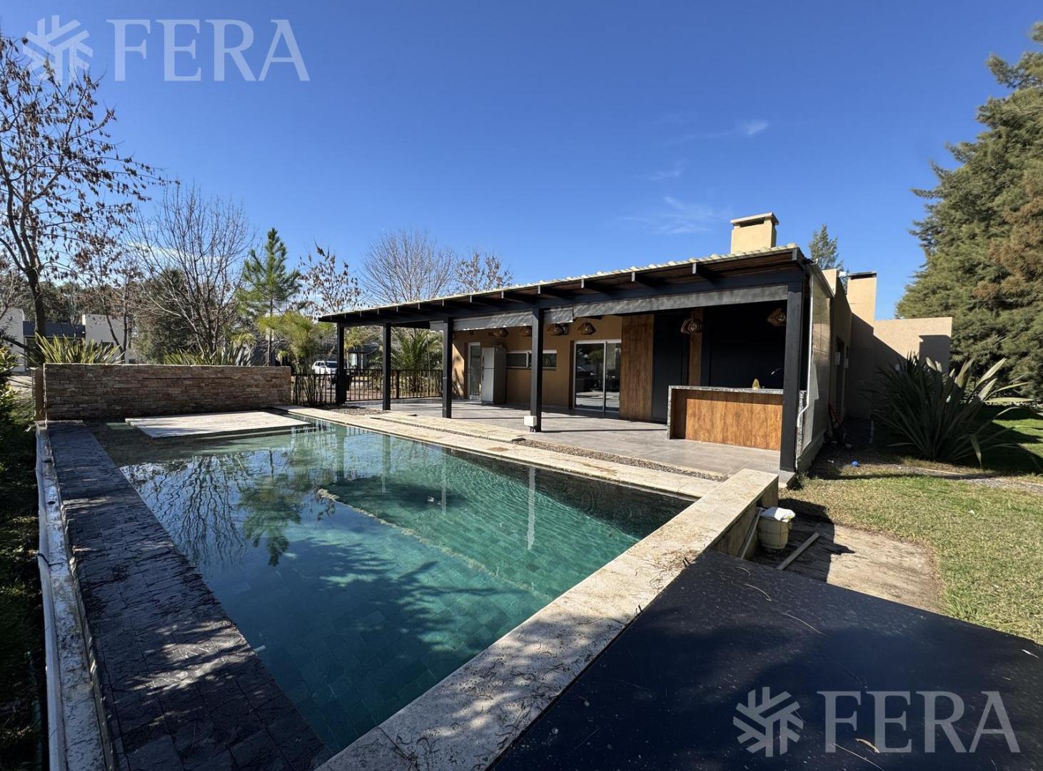 Venta de Casa 4 ambientes con piscina Club de Campo Miralagos 2- La Plata