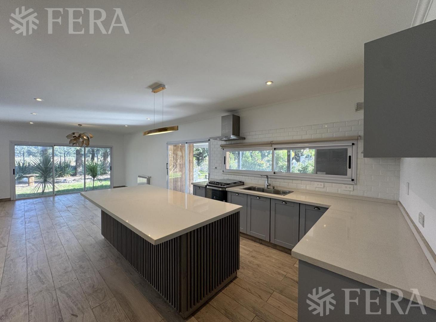 Foto de Venta de Casa 4 ambientes con piscina Club de Campo Miralagos 2- La, imagen 1