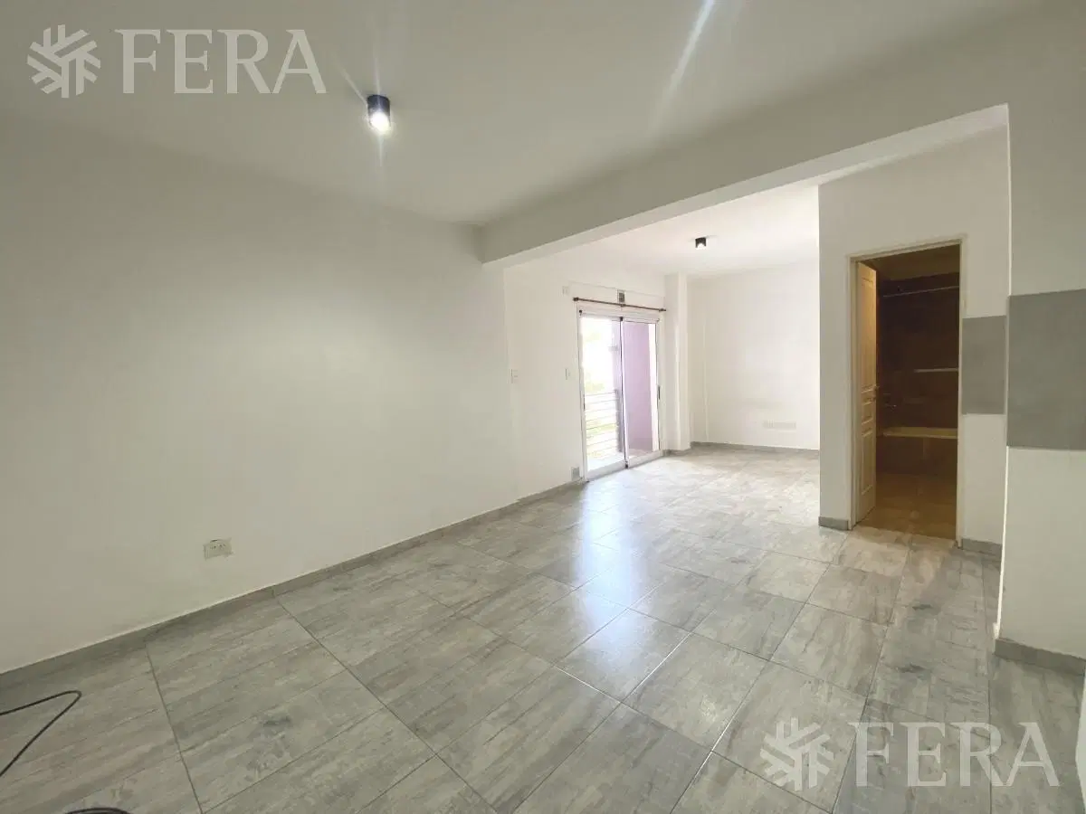 Venta departamento monoambiente con balcón en Wilde 5