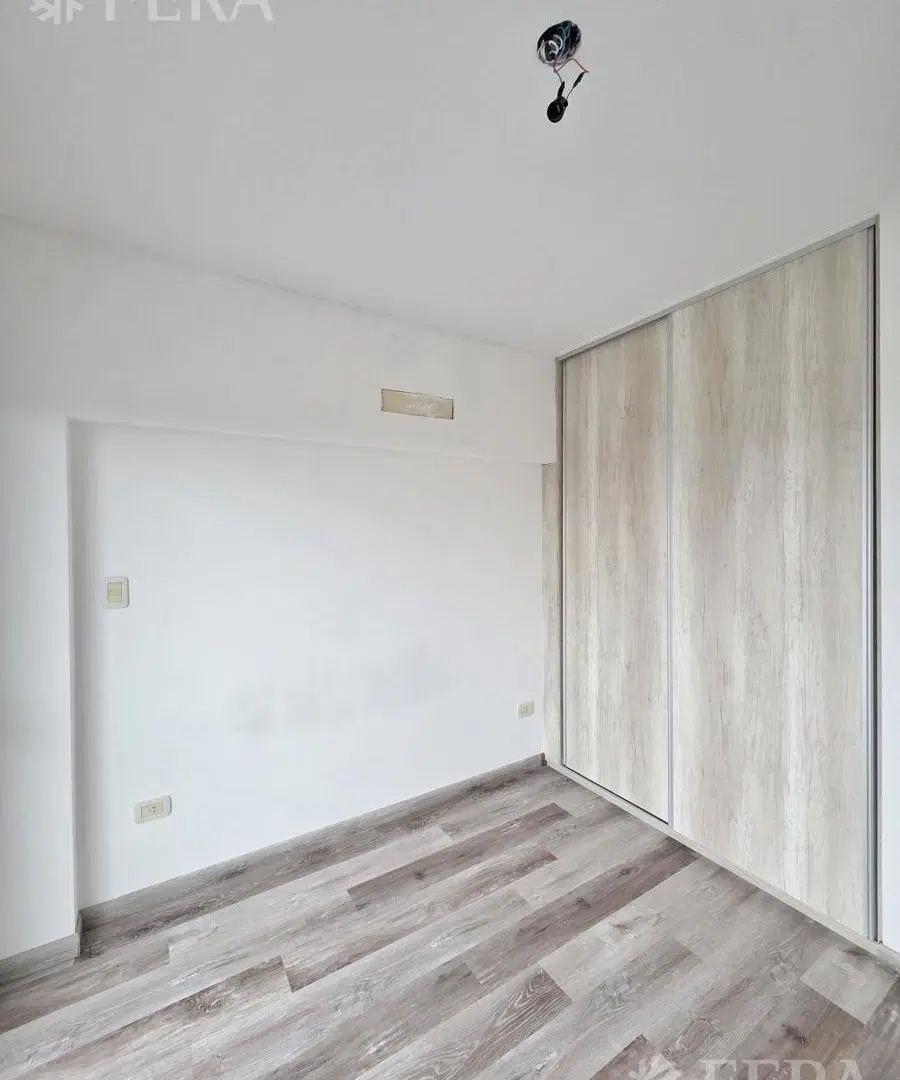 Venta departamento 2 ambientes con balcón en Wilde 3