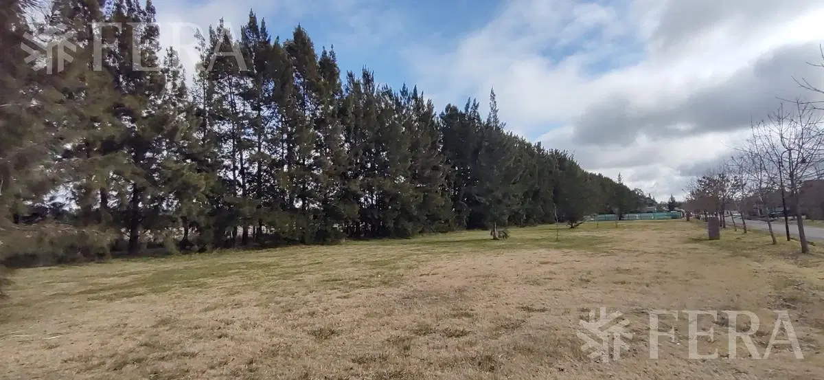 Venta de lote perimetral de 911,81 m2 en Club Miralagos 2 2
