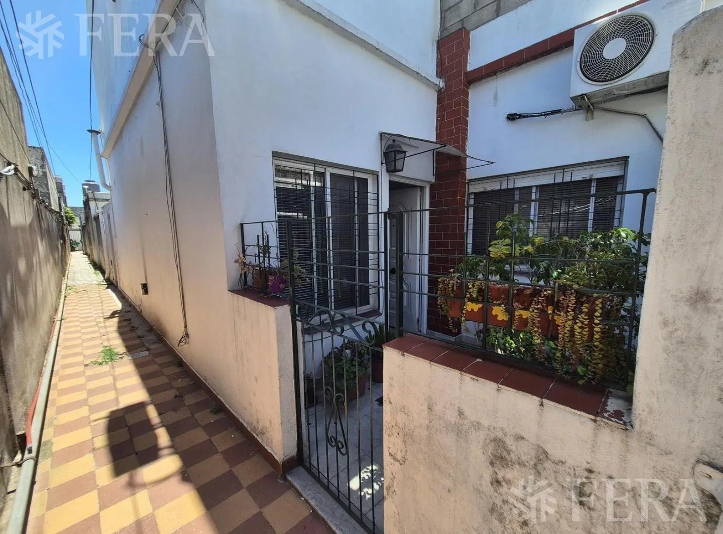 Venta PH 5 ambientes con terraza y parrilla en Sarandi 1