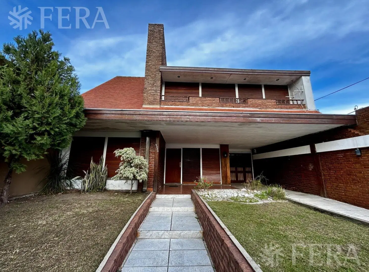 Venta casa 6 ambientes con cochera, fondo piscina y quincho en Wilde 4