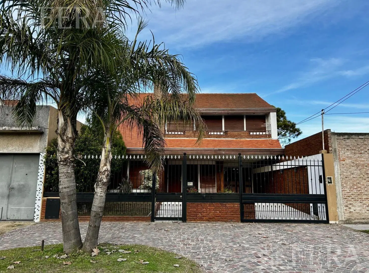 Venta casa 6 ambientes con cochera, fondo piscina y quincho en Wilde 1