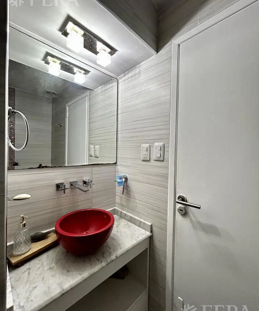 Venta casa 6 ambientes con cochera, fondo piscina y quincho en Wilde 5