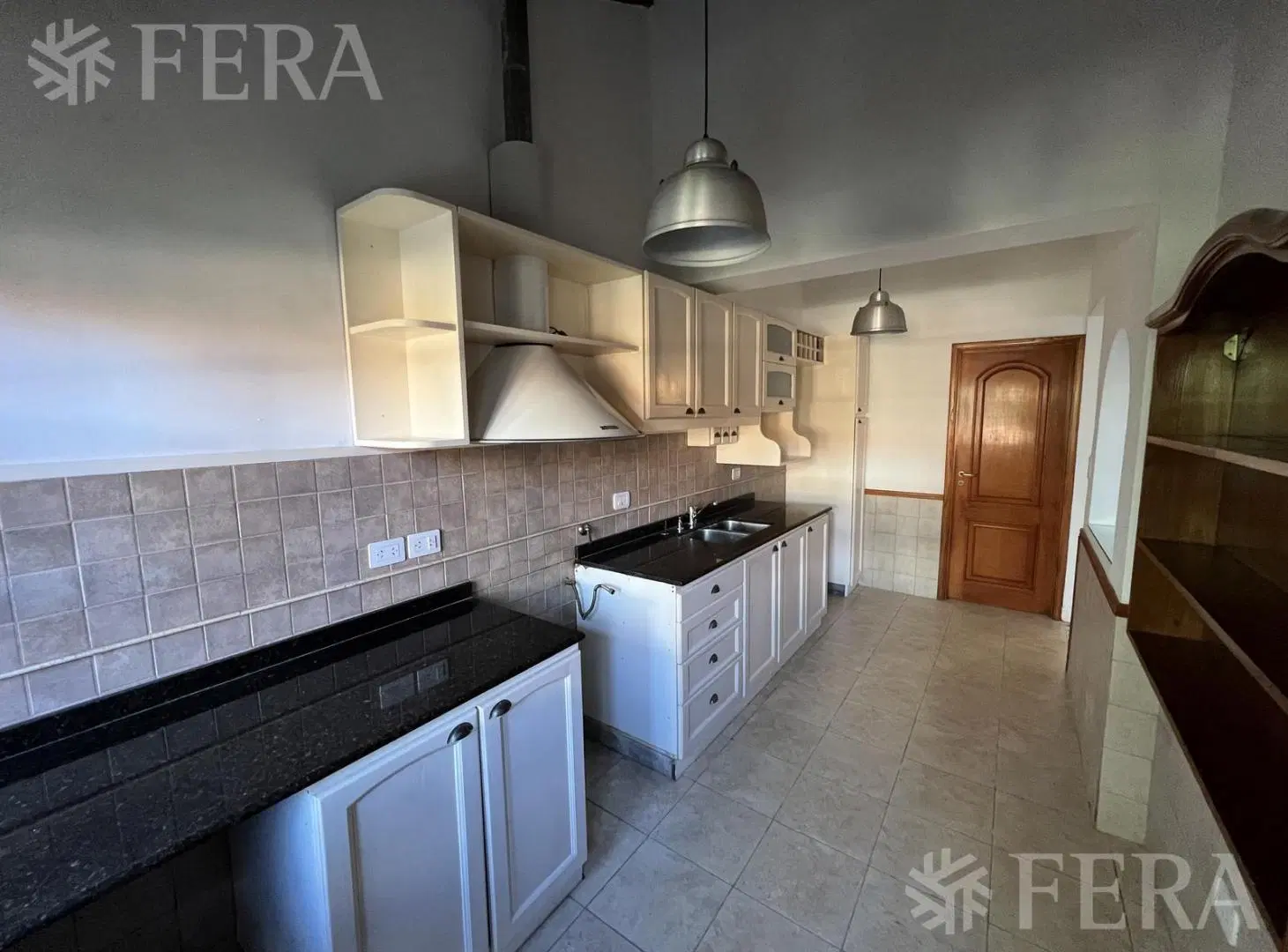 Venta Casa 3 ambientes con cochera, patio y parrilla en Quilmes 5
