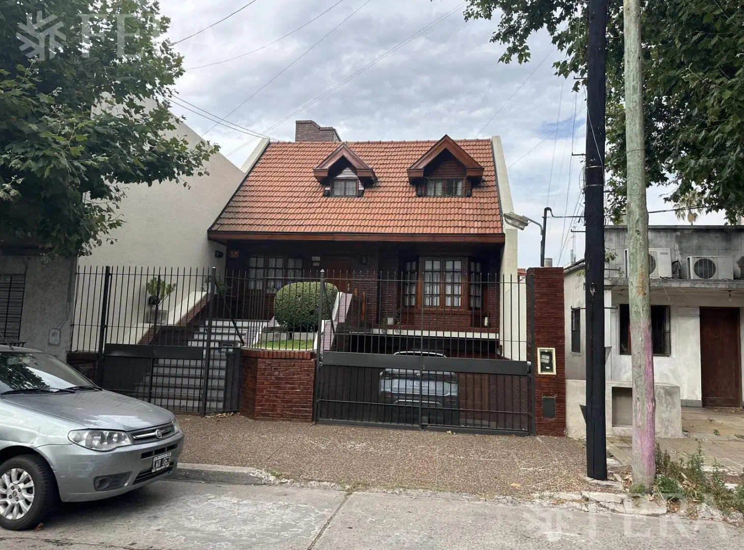 Venta casa 4 ambientes con cochera y quincho en Quilmes 2