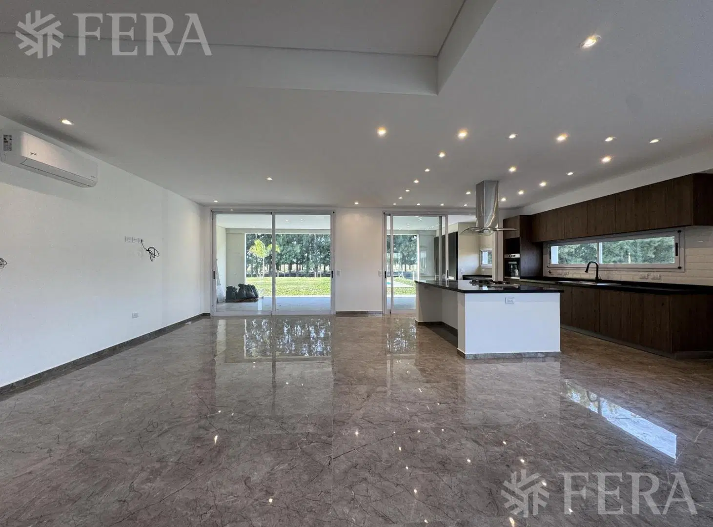 Venta Casa 6 ambientes con piscina en Haras Del Sur II-La plata 2