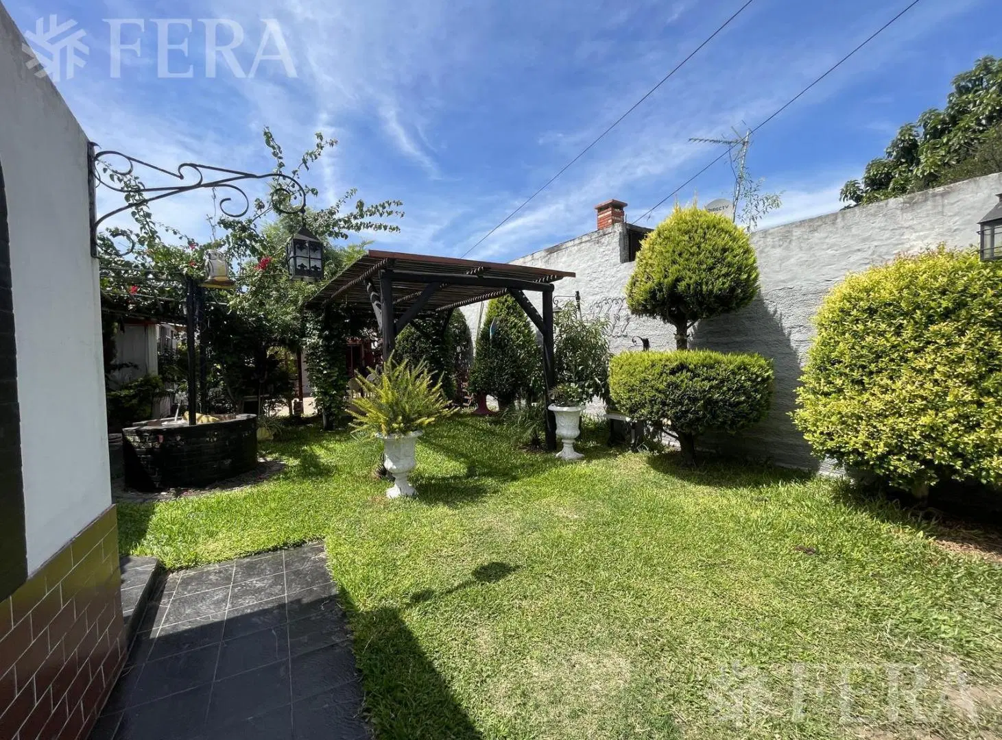 Venta casa multifamiliar con cochera y jardin en Temperley 1