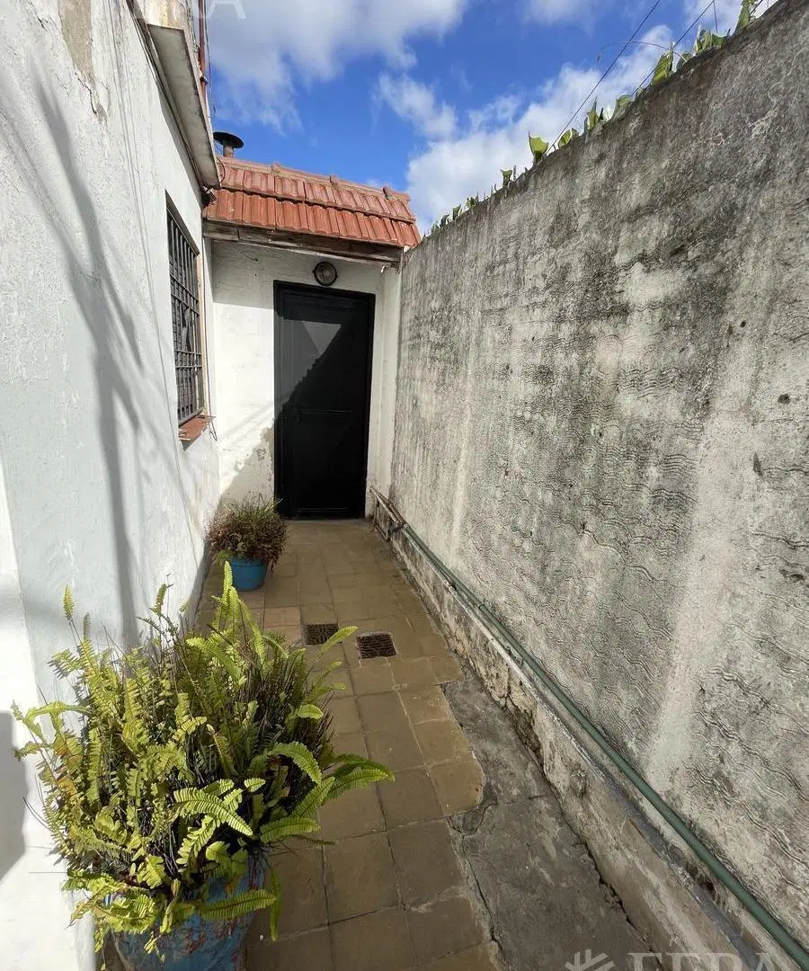 Venta casa para dos familias en Monte Chingolo 3