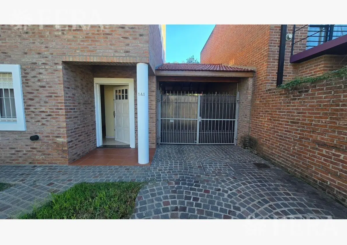 Venta casa 3 ambientes con cochera y piscina en Temperley 2