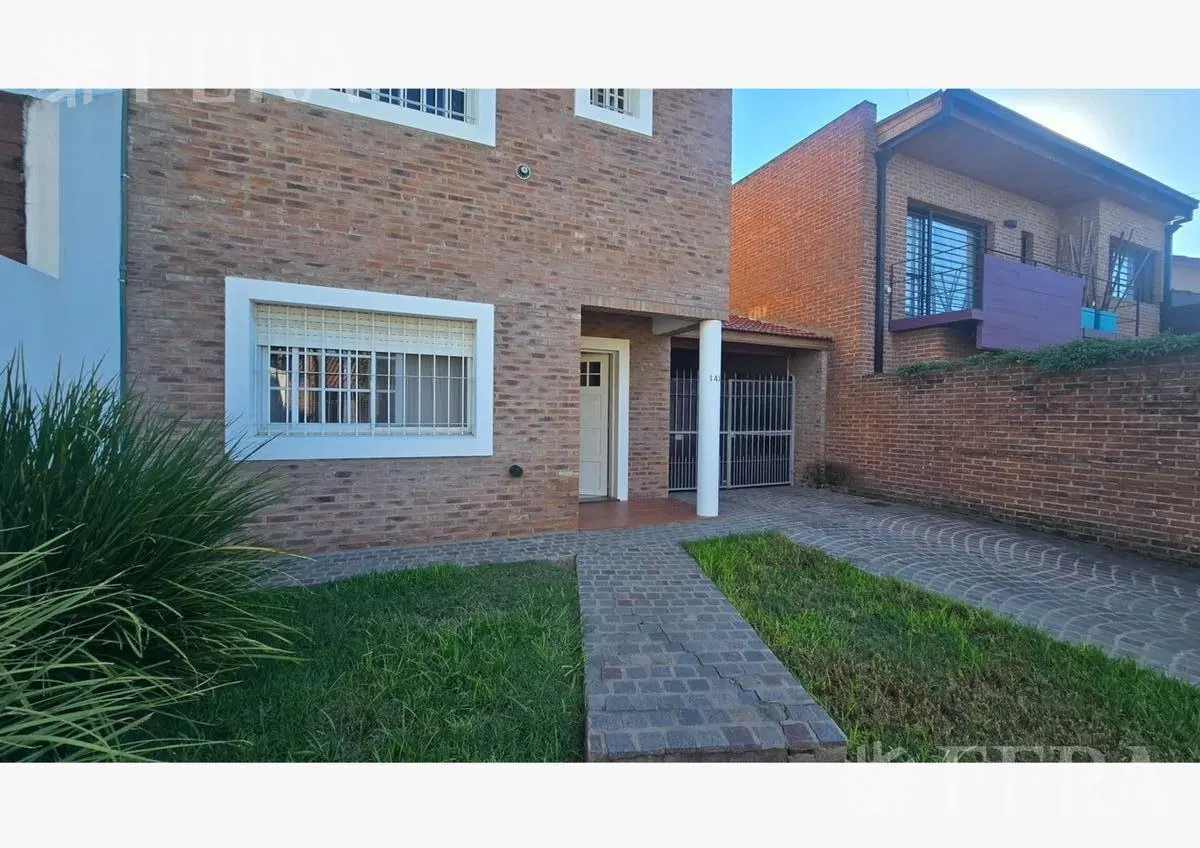 Venta casa 3 ambientes con cochera y piscina en Temperley 4