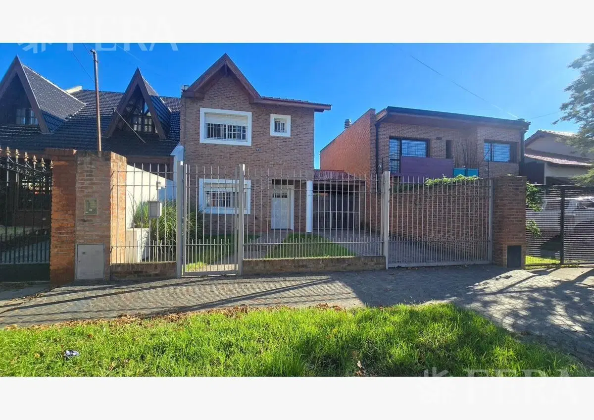 Venta casa 3 ambientes con cochera y piscina en Temperley 1