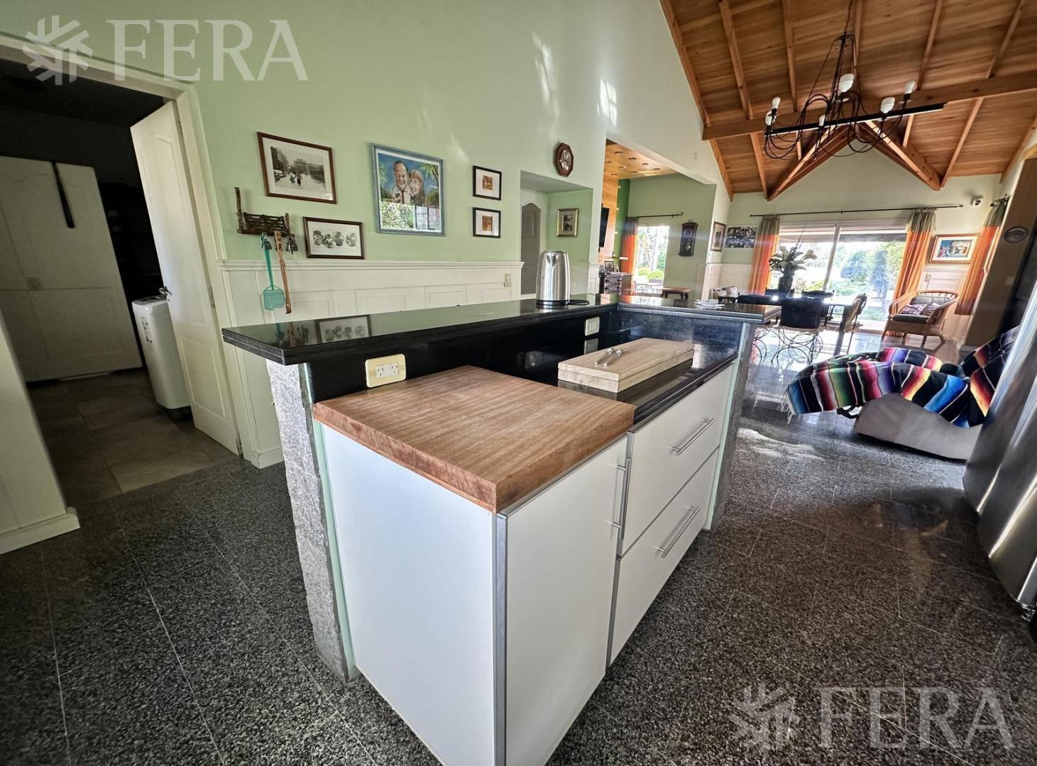 Foto de Venta casa de 5 ambientes con fondo libre con piscina en Haras Del Sur, imagen 4