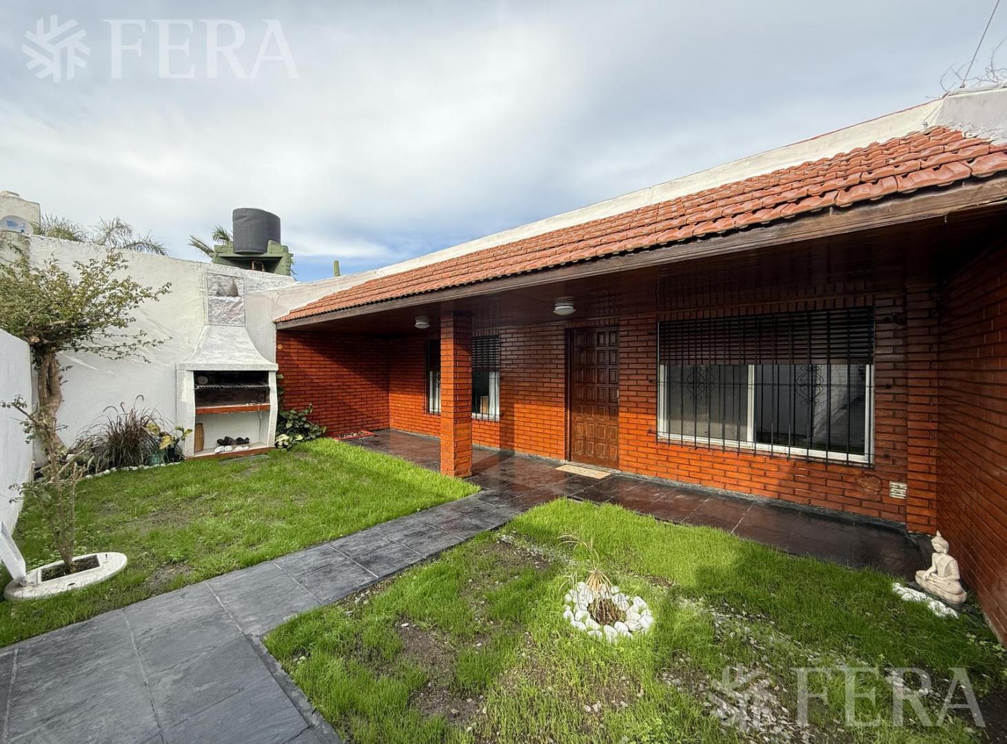 Foto de Venta PH 3 ambientes con jardín en Bernal Oeste, imagen 2