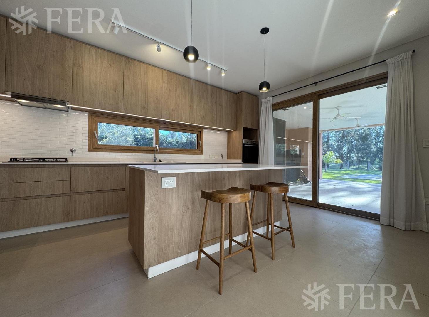 Foto de Venta de casa 4 ambientes con piscina y cochera en Miralagos- La Plata, imagen 3