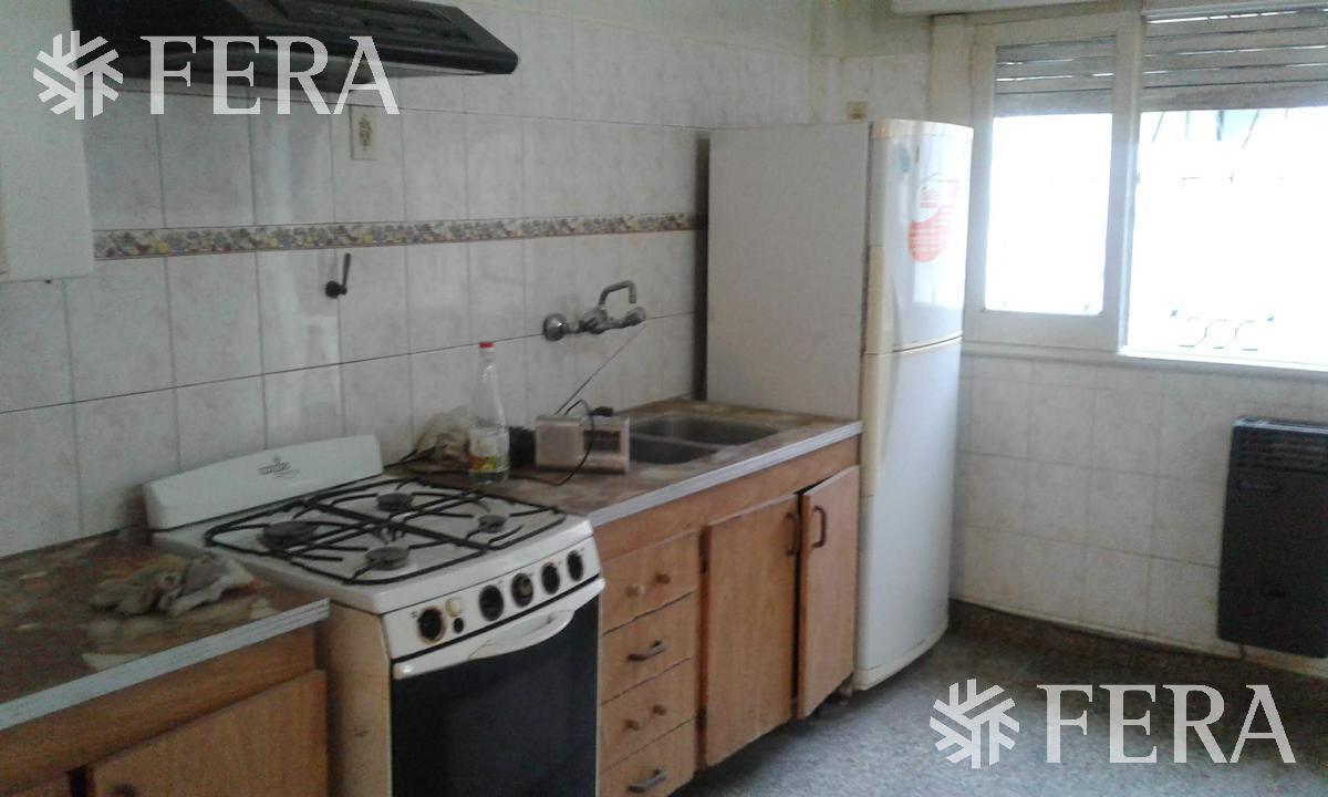 Foto de Venta de casa para 2 familias de 3 ambientes en Wilde con cochera, imagen 2