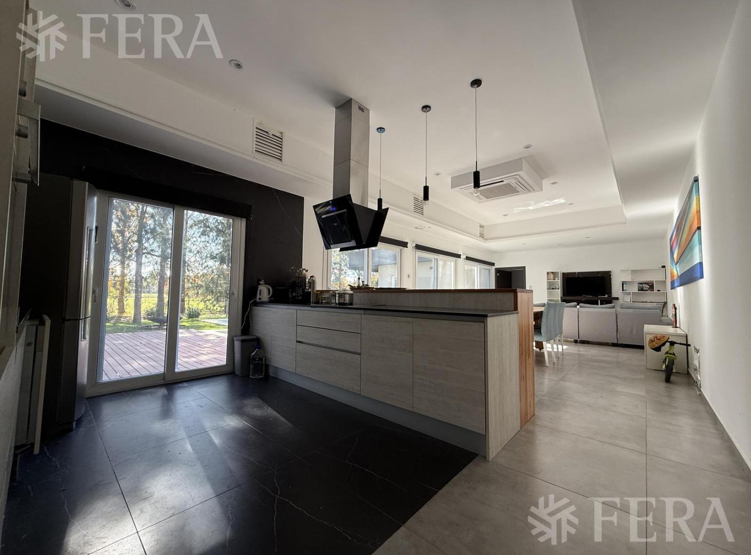 Foto de Venta Casa 4 ambientes con piscina en El Retiro Ecobarrio-Coronel, imagen 2
