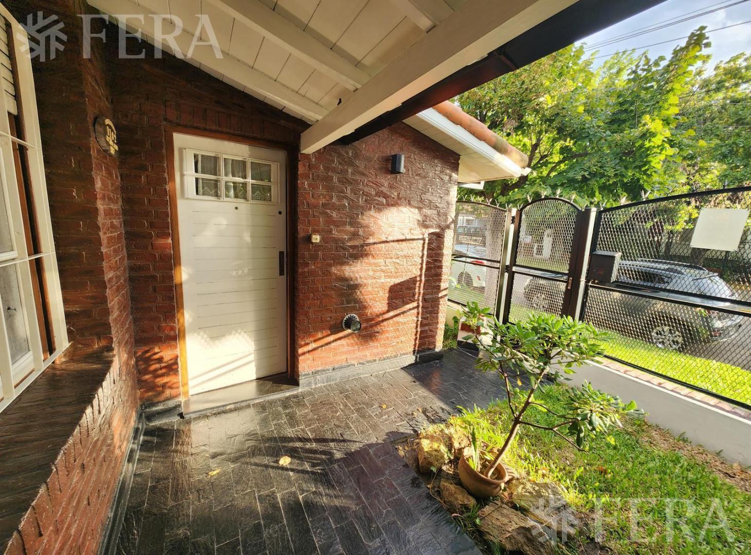 Foto de Venta casa de 3 ambientes con cochera y piscina en Quilmes, imagen 2