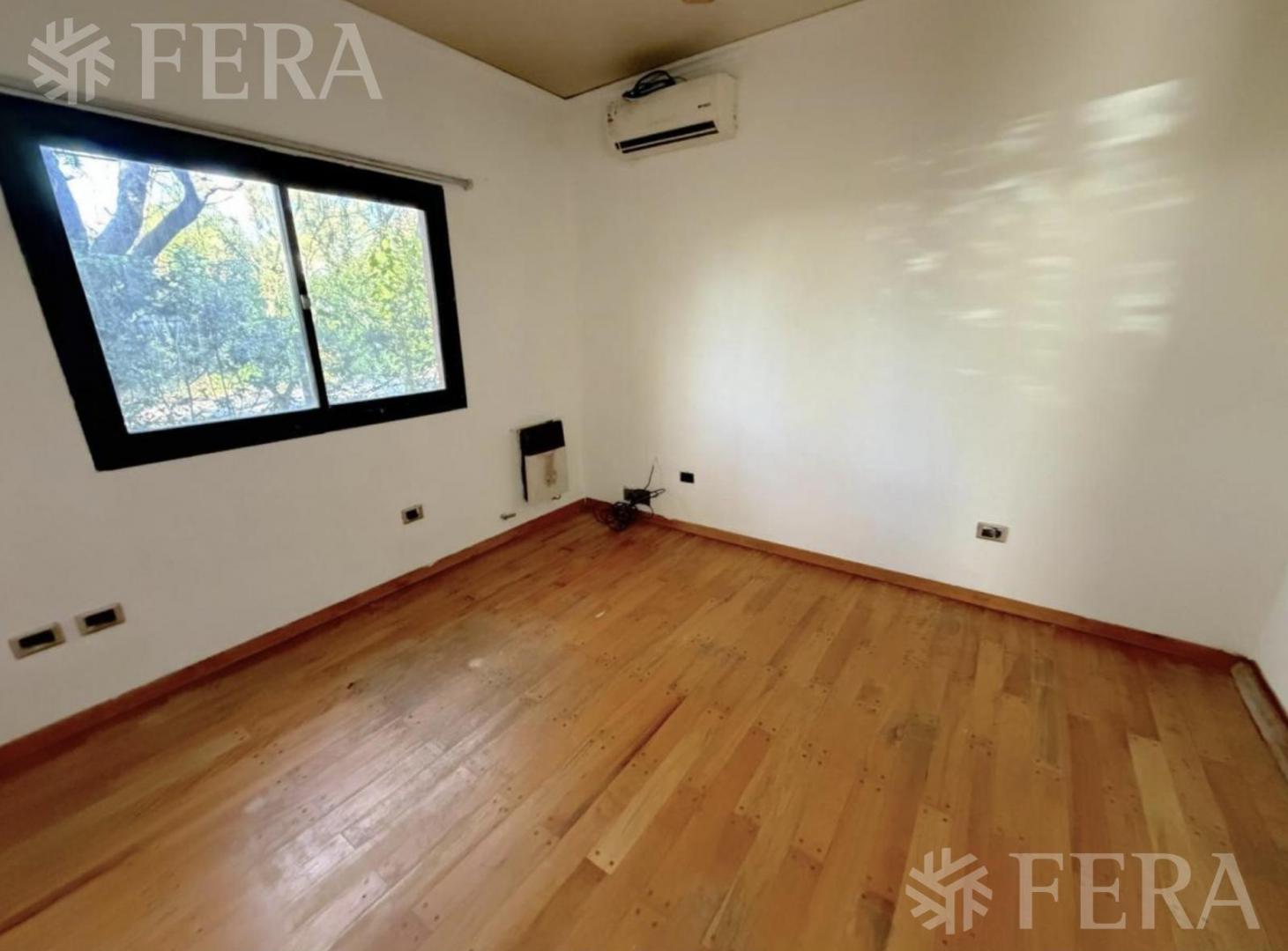 Foto de Venta Casa 4 ambientes con piscina y quincho en Barrio El, imagen 2