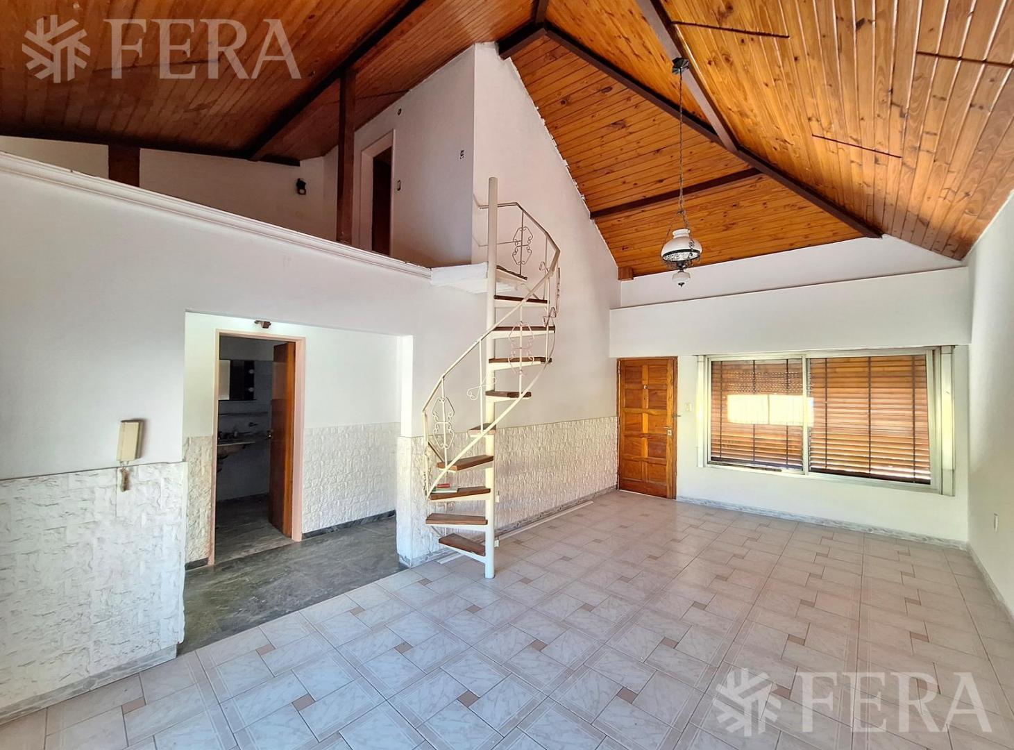 Foto de Venta casa de 3 ambientes con cochera en Lanús Este, imagen 2