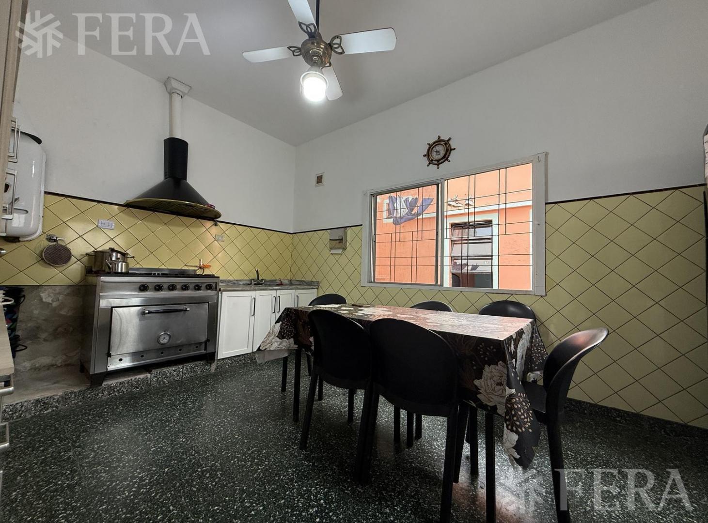 Foto de Venta casa 5 ambientes con cochera en Sarandi, imagen 1