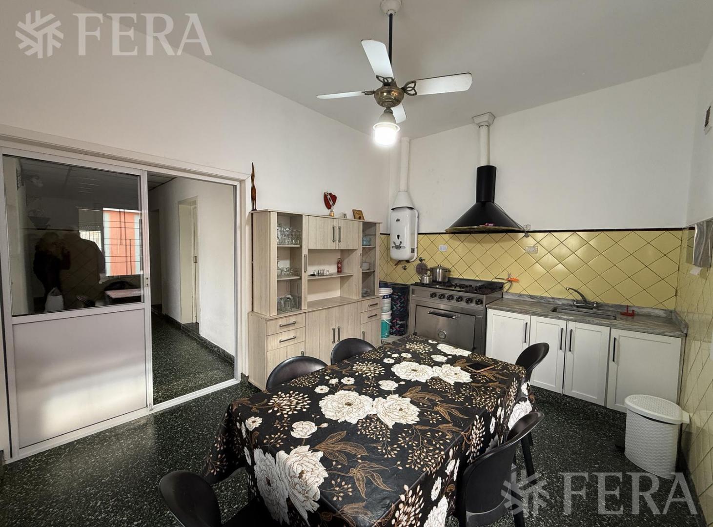 Foto de Venta casa 5 ambientes con cochera en Sarandi, imagen 4