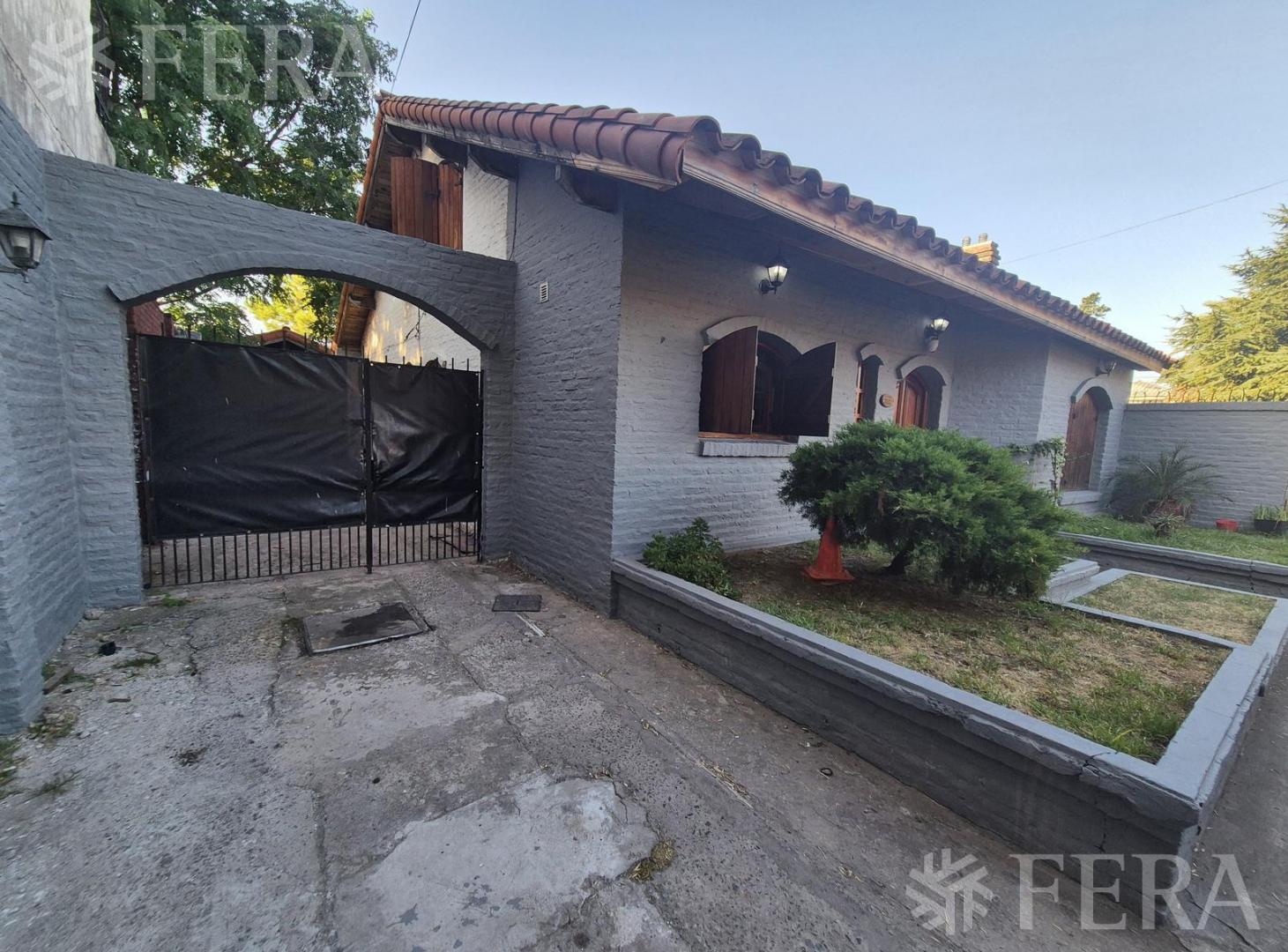 Foto de Venta de casa 5 ambientes con cochera y piscina en Quilmes, imagen 2