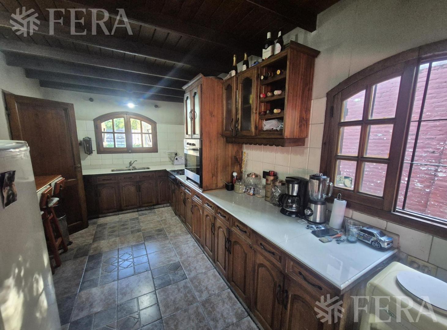 Foto de Venta de casa 5 ambientes con cochera y piscina en Quilmes, imagen 1