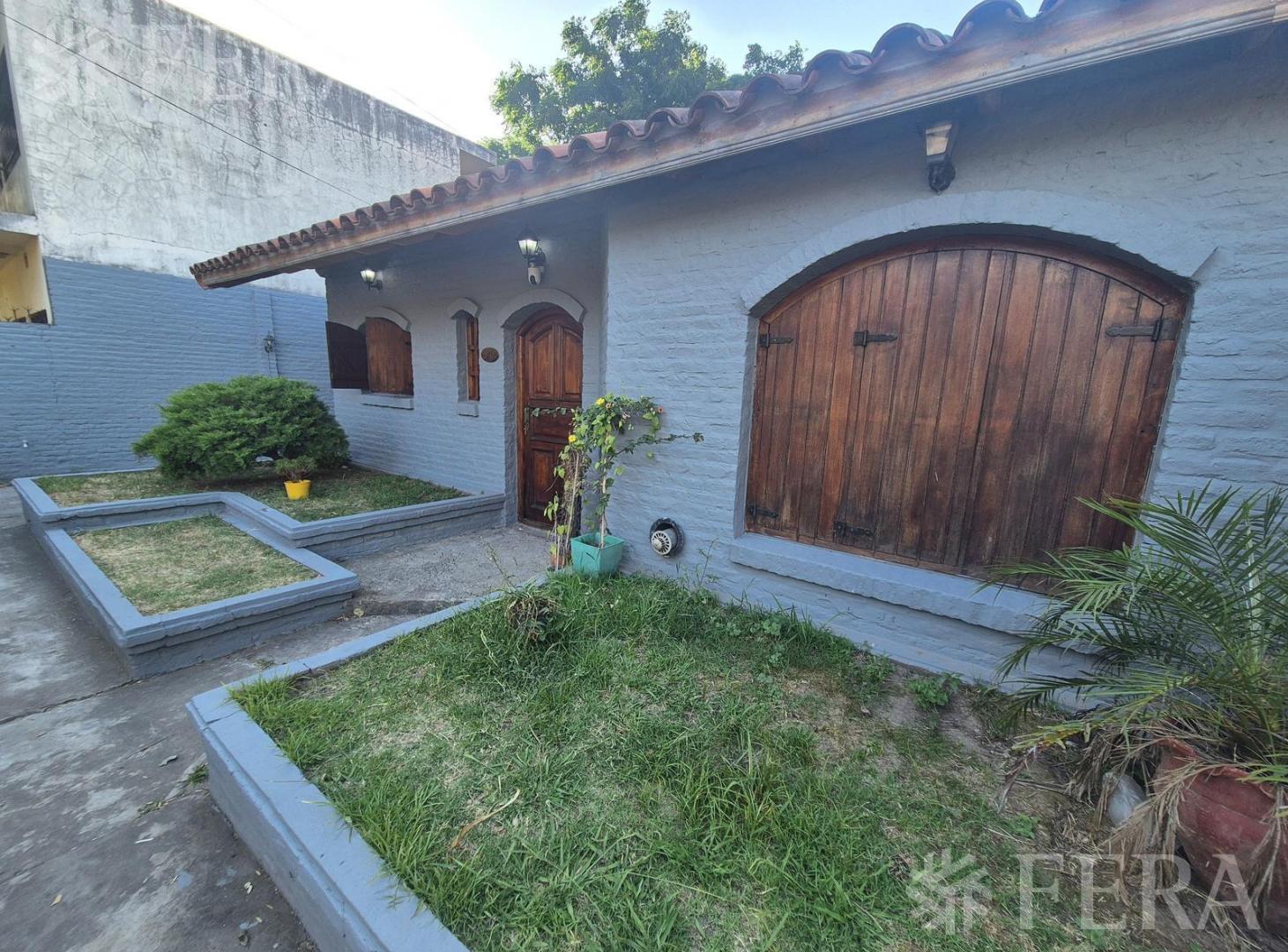 Foto de Venta de casa 5 ambientes con cochera y piscina en Quilmes, imagen 4