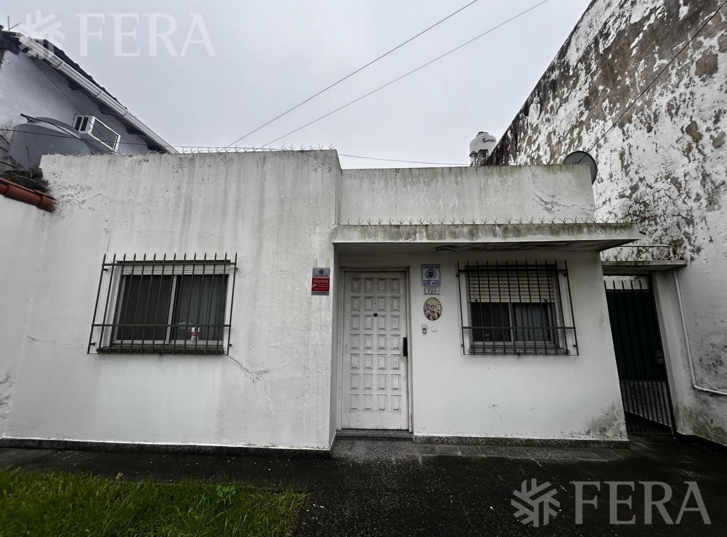 Foto de Casa de 3 ambientes con fondo libre con quincho con parrilla en Bernal, imagen 2