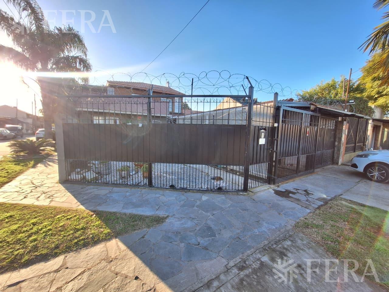 Foto de Venta casa multifamiliar para 3 familias en Ezpeleta Este, imagen 1