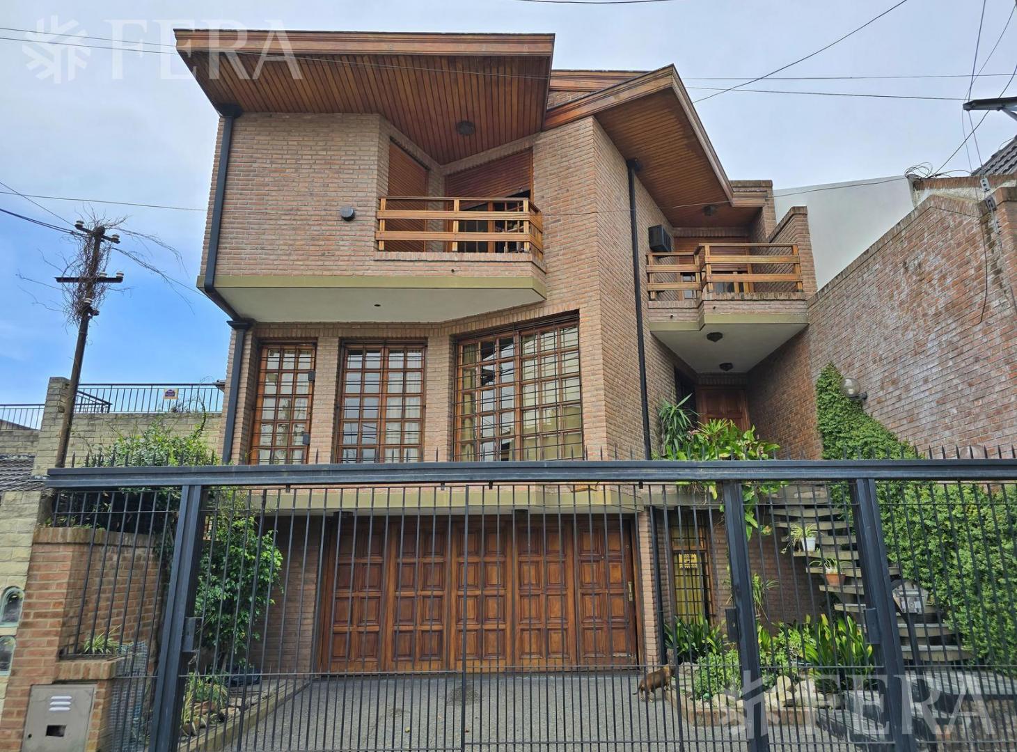 Foto de Venta casa 5 ambientes con cochera y jardín en Wilde, imagen 2