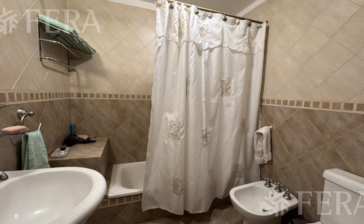 Foto de Venta casa 6 ambientes con cochera y piscina en Wilde, imagen 3